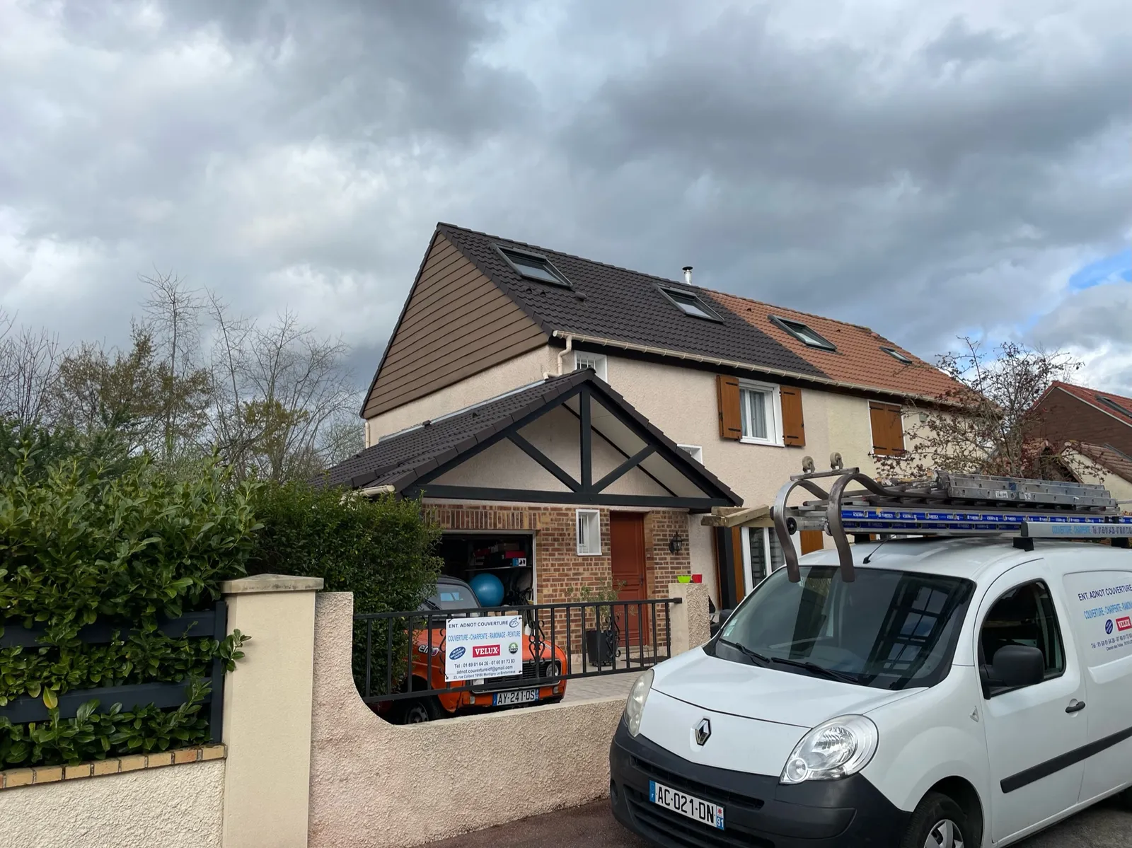 Camionnette Adnot Couverture devant une maison à Montigny-le-Bretonneux