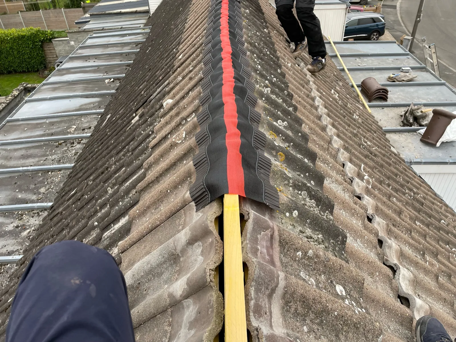 Démoussage de toiture dans le secteur de Montigny-le-Bretonneux
