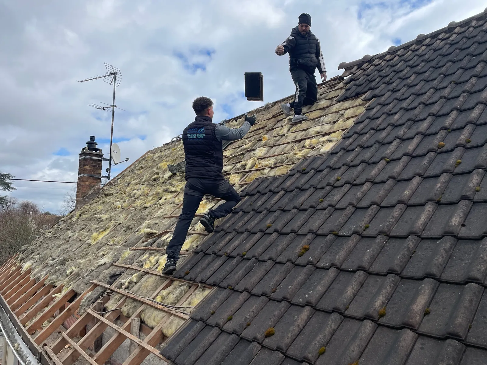 Couvreurs Adnot intervenant sur une toiture dans les Yvelines