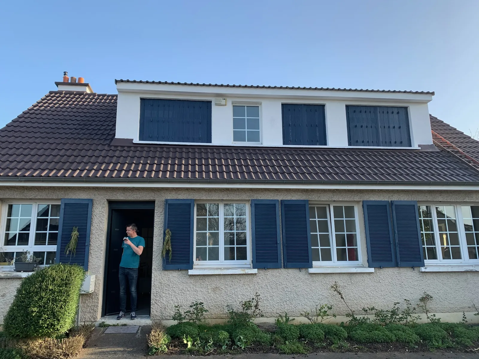 Fenêtre de toit posée sur une couverture en tuiles — Yvelines