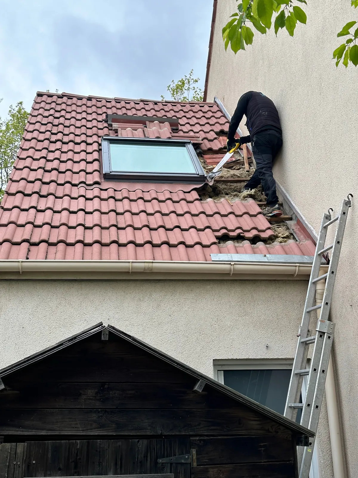 Installation d'un Velux en cours par Adnot Couverture
