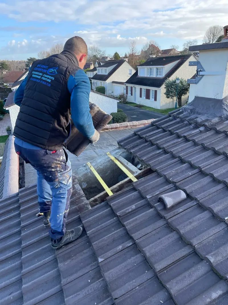 Couvreur inspectant un versant de toiture