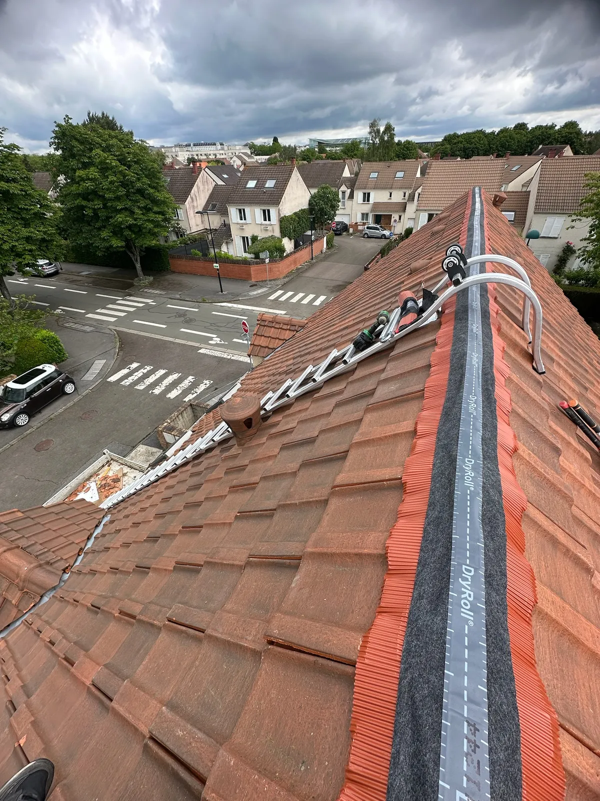 Ligne de faîtage rénovée sur une toiture en tuiles