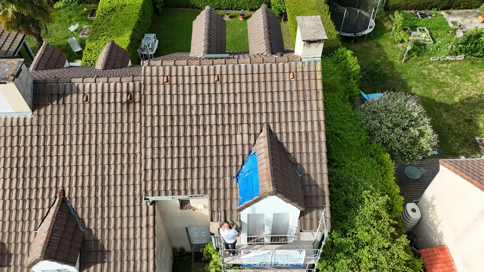 Toiture en tuiles d'un pavillon photographiée au drone, près de Magny-les-Hameaux