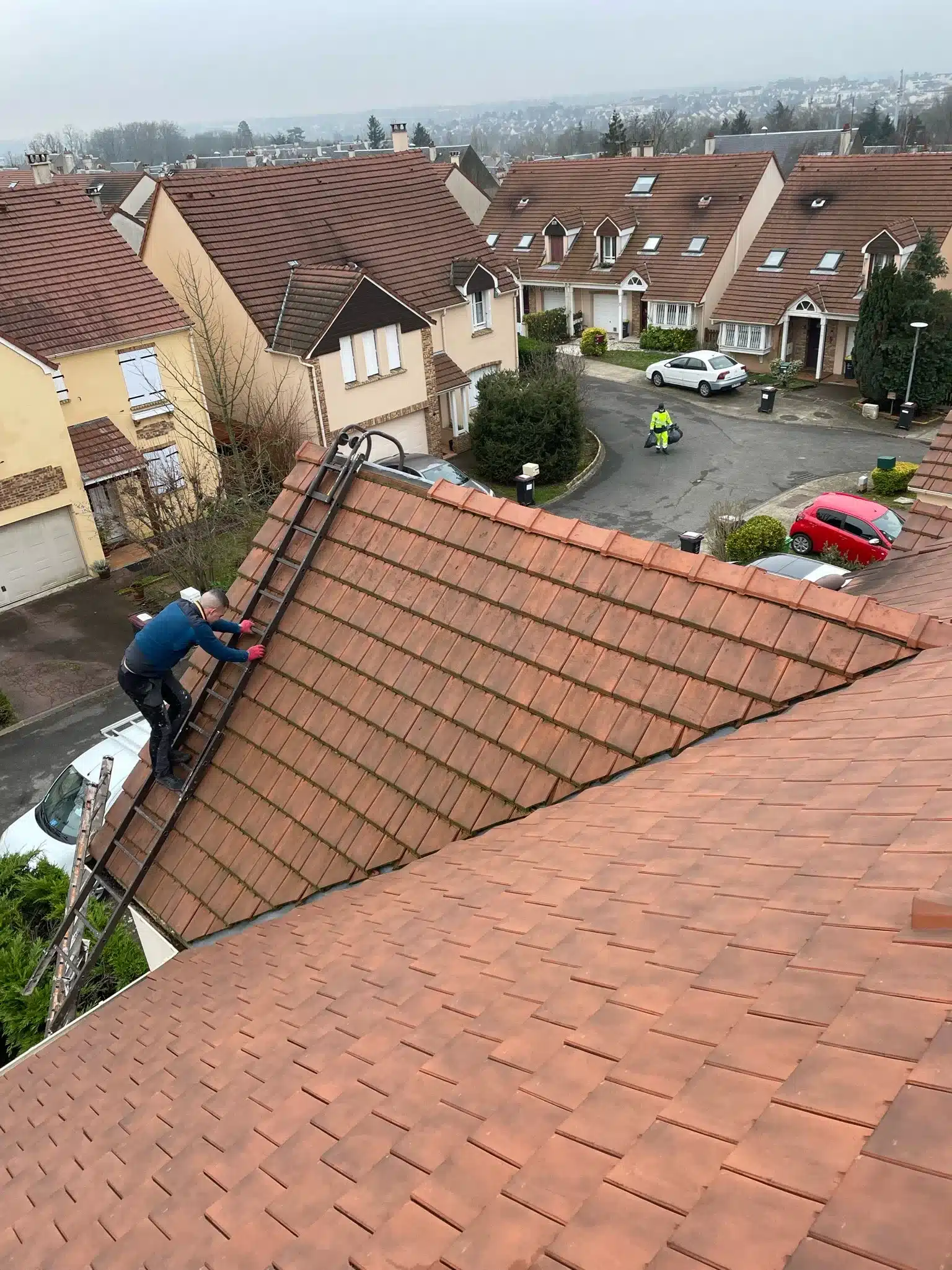 Artisan sur une toiture pou réparer une toiture abîmée et garanbtir son étanchéiété 