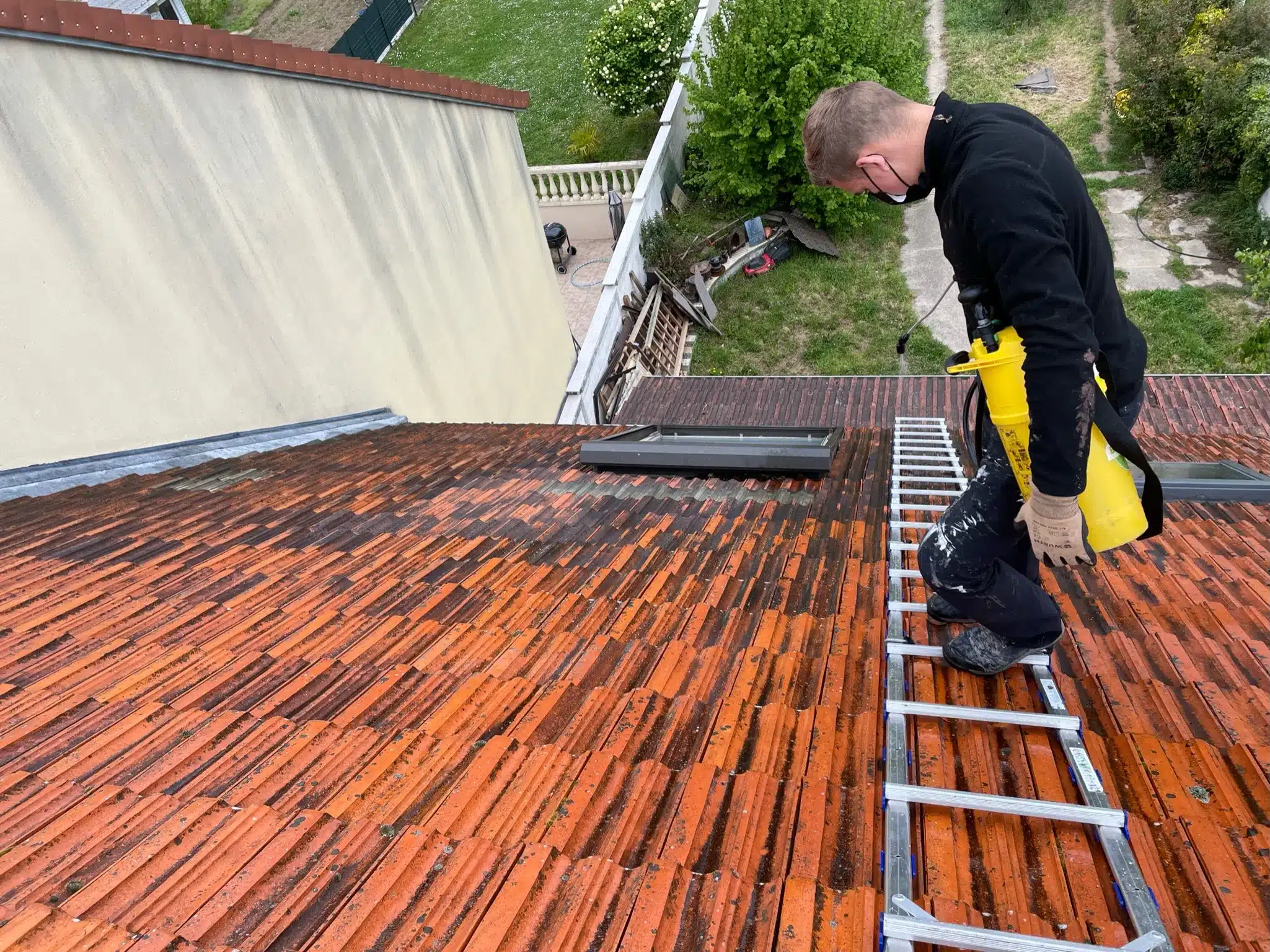 Vue plongeante sur toiture en cours de rénovation Dans les yvelines artisan sur ecgelle de toit 