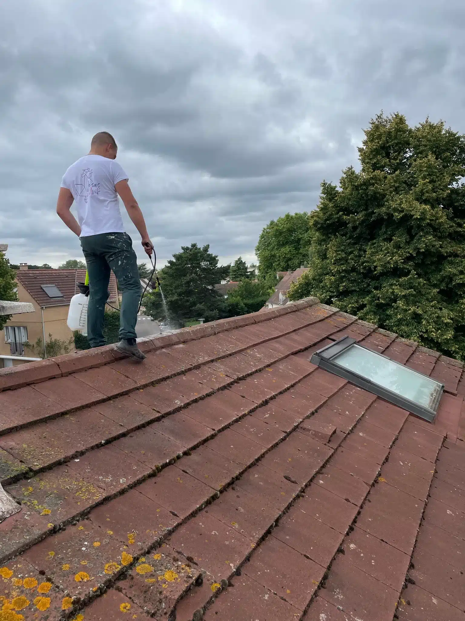 Artisan sur une toiture