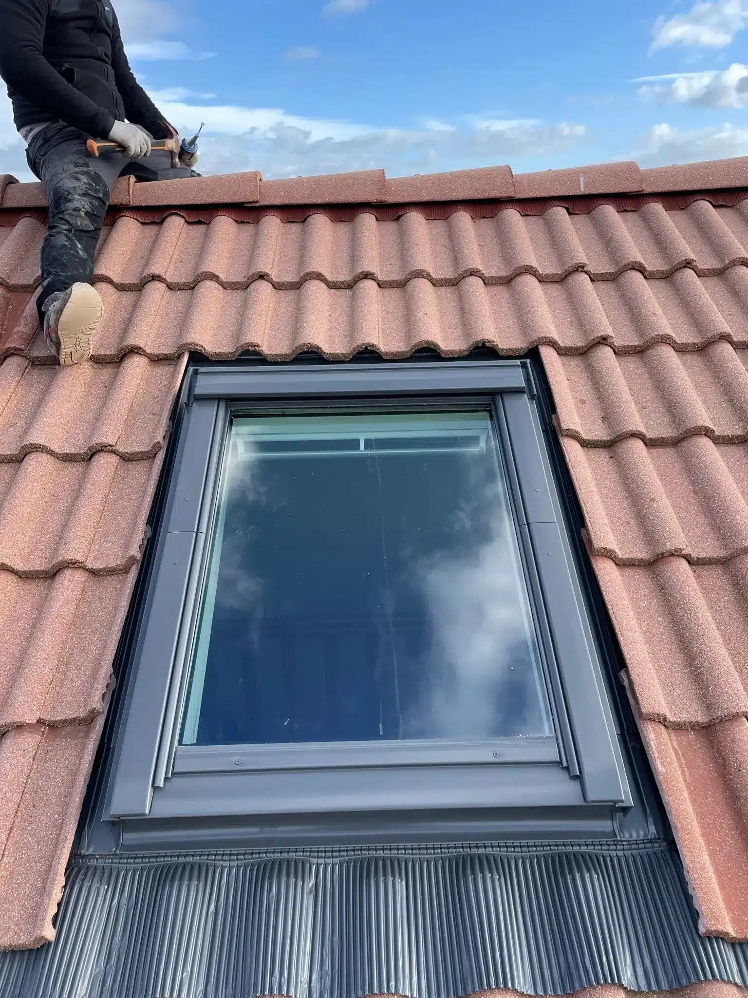 Groupe plan sur une fenêtre de toit, installé par Monsieur Francky et Warren Adnot, les spécialistes de la pose de Velux dans les Yvelines