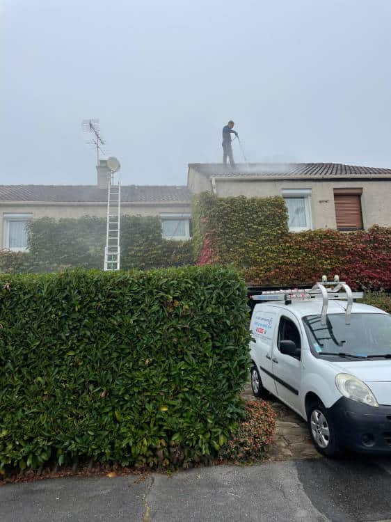 nettoyage de toiture en cours à Guyancourt