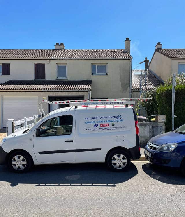 Véhicule de M Waren et Franck ADNOT couvreur dans les Yvelines à Montigny
