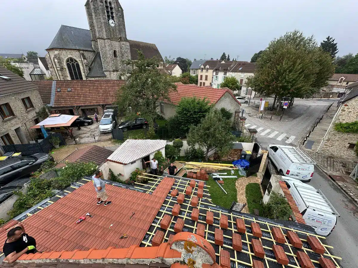 Véhicule de l'entreprise Entreprise, Adnot couverture stationnée devant une maison avec un nettoyage en cours vu sur l'artisan en train de nettoyer la toiture avec une once
