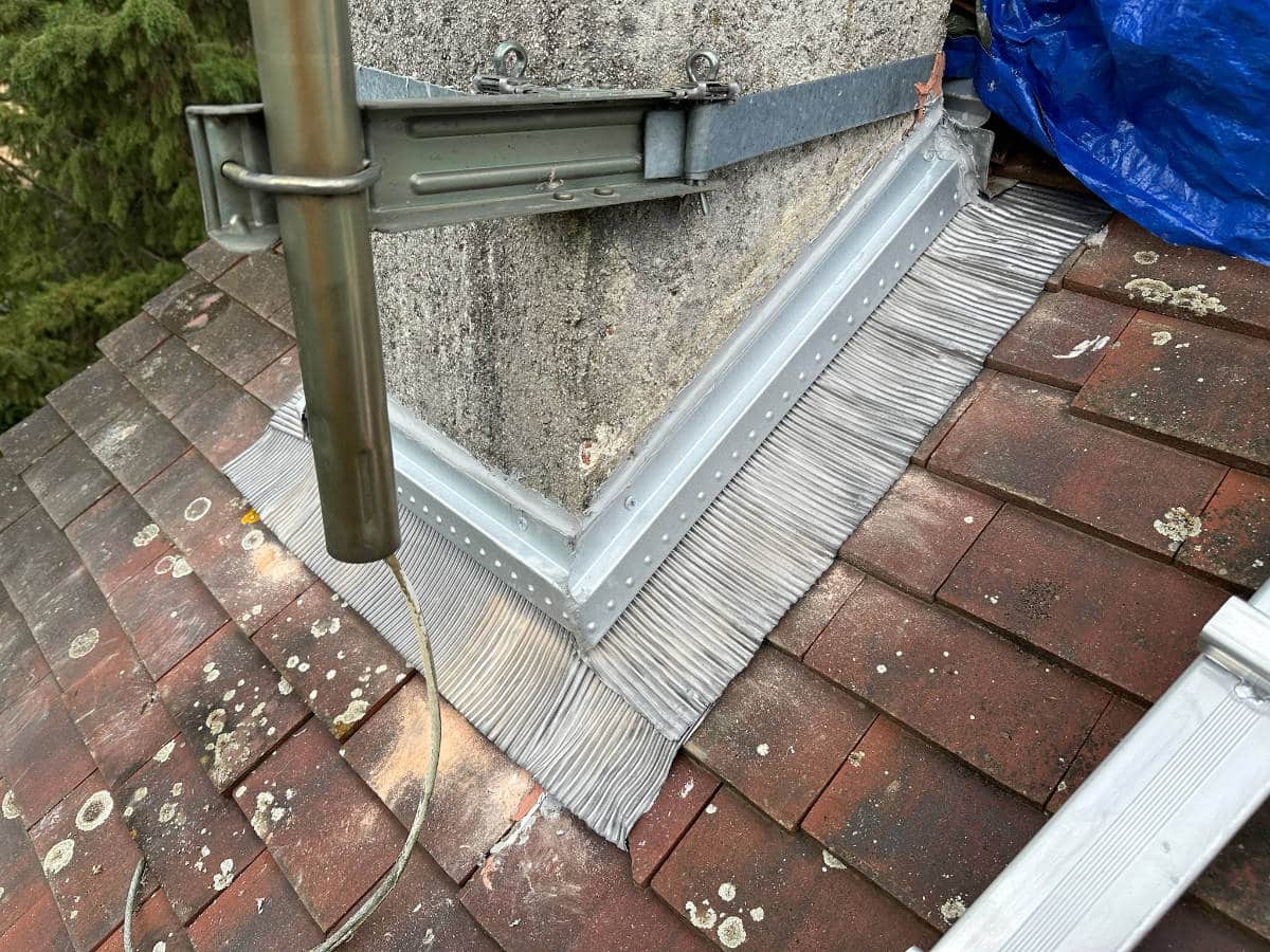 Gros plan sur un pied de cheminée, recherche de fuite par Adnot Couverture dans les Yvelines