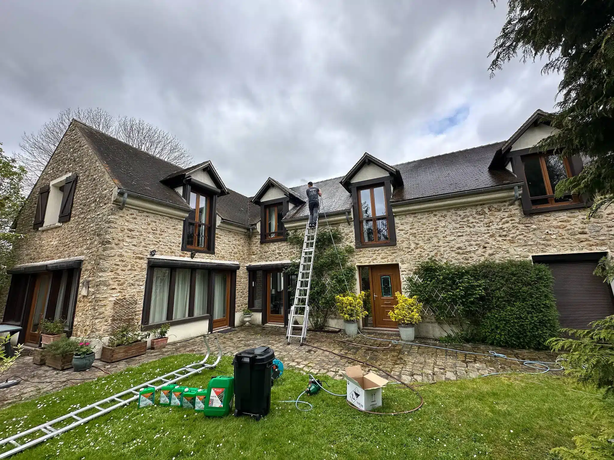 Nettoyage de toiture dans les Yvelines Warren Adnot & Francky