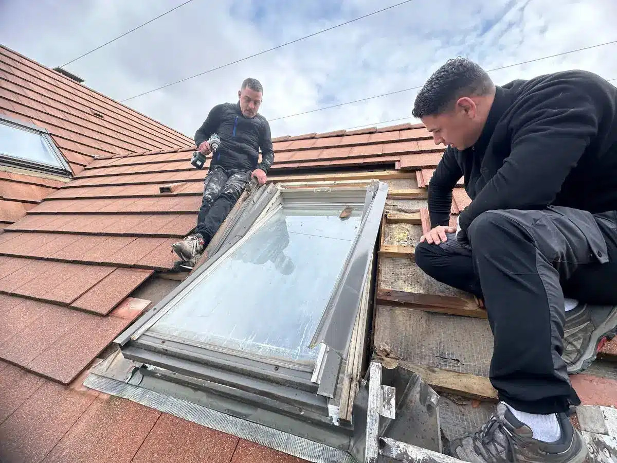 Et les deux frères Adnot, en train d'installer une fenêtre de toit, sur une toiture dans les Yvelines
